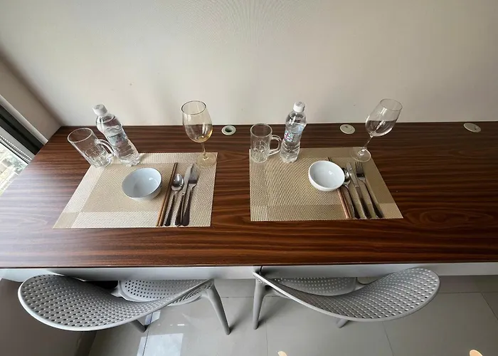 Cbd Luxury Apartment In Rivergate Tower